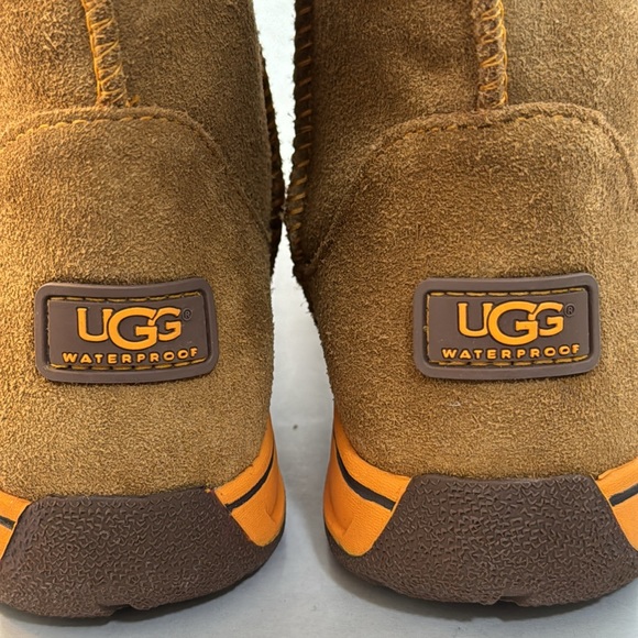UGG Lynden Waterproof Suede Boot. Size 2 in excellent condition like new - Picture 11 of 11